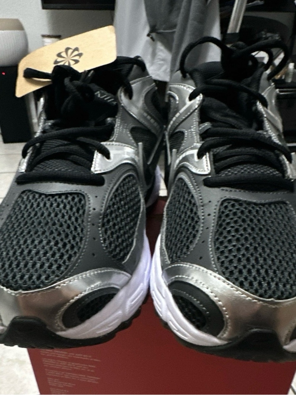 Nike Men's Athletic Shoes V5RNR - Picture 6 of 8